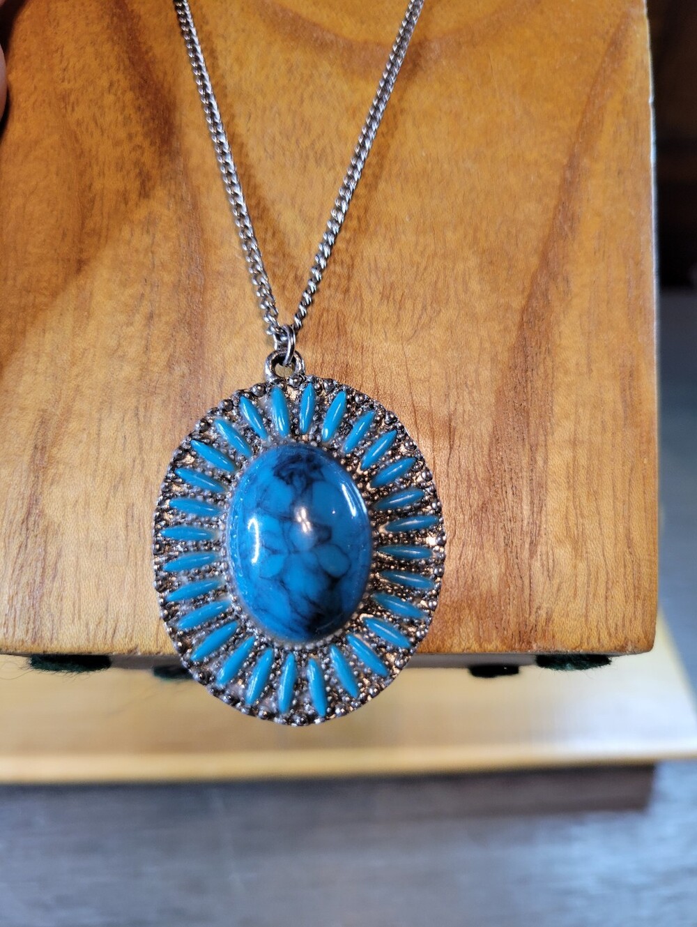 Vintage Southwest Style Faux Turquoise Acrylic Starburst Pendant Necklace